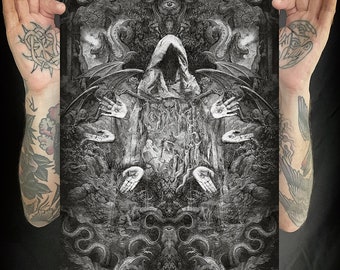 Peut inclure: Une impression d'art rectangulaire en noir et blanc représentant une figure centrale encapuchonnée entourée de créatures ailées, de multiples mains flottantes avec des yeux sur les paumes et des motifs tourbillonnants détaillés.
