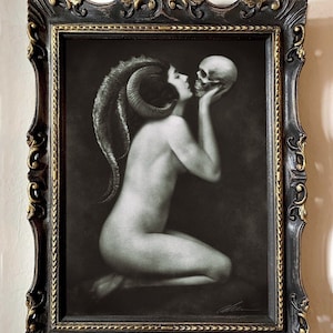 Semper Amemus, stampa fine art montata su cornice artigianale, completa vetro e gancio in metallo, colore nero con rifiniture oro, gotico
