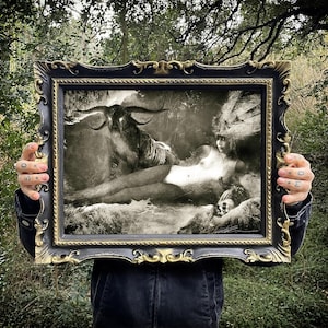 Incubo Eterno, stampa fine art montata su cornice artigianale, completa vetro e gancio in metallo, colore nero con rifiniture oro, gotico