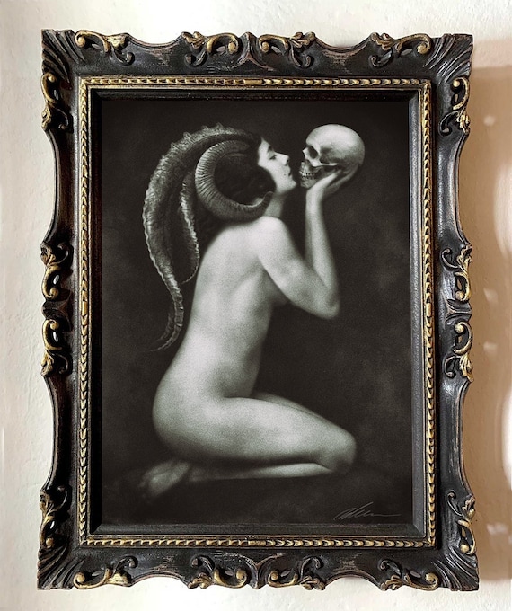 Semper Amemus, stampa fine art montata su cornice artigianale, completa vetro e gancio in metallo, colore nero con rifiniture oro, gotico