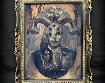 Könnte beinhalten: Ein gerahmtes Kunstwerk, das eine dunkle, geheimnisvolle Gestalt mit Hörnern und mehreren Augen zeigt. Die Gestalt ist von einem wirbelnden, ätherischen Hintergrund umgeben. Der Rahmen ist verziert und golden.