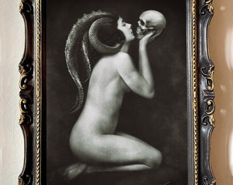 Semper Amemus – Stampa gotica fine art su carta martellata avorio 300gr, poster dark academia, arte da parete