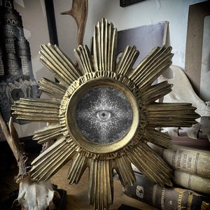 Sovereign Enigma cornicina barocca artigianale tonda, complete di stampe, vetro e gancio in metallo, colore nero con rifiniture oro, gotico