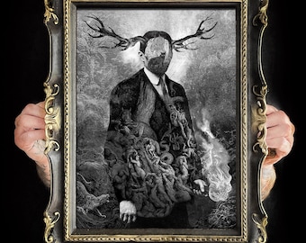 Könnte beinhalten: Ein gerahmtes Schwarz-Weiß-Kunstwerk mit einem surrealen Porträt. Das Motiv hat ein Geweih und ein teilweise verdecktes Gesicht. Der verzierte Rahmen hat goldfarbene Akzente. Das Kunstwerk zeigt eine Figur im Anzug mit einem komplexen, detaillierten Design.