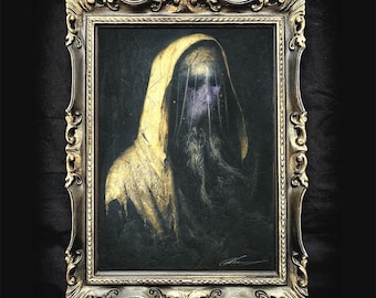 Könnte beinhalten: Gerahmtes Porträt einer Gestalt in einer gelben Kapuze und Schleier, mit langem Bart. Das Gesicht der Gestalt ist teilweise sichtbar, mit violetten Farbtönen. Der verzierte goldene Rahmen verleiht dem dunklen, gotischen Kunstwerk eine Vintage-Ästhetik.