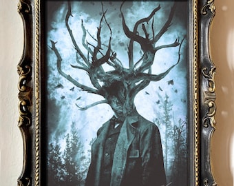 Könnte beinhalten: Gerahmter Kunstdruck mit einem surrealen Bild einer Figur mit baumartigem Kopf und dunklem Anzug. Das Kunstwerk ist vor dem Hintergrund eines Waldes und eines stürmischen Himmels platziert. Der verzierte schwarz-goldene Rahmen verleiht einen Vintage-Touch.