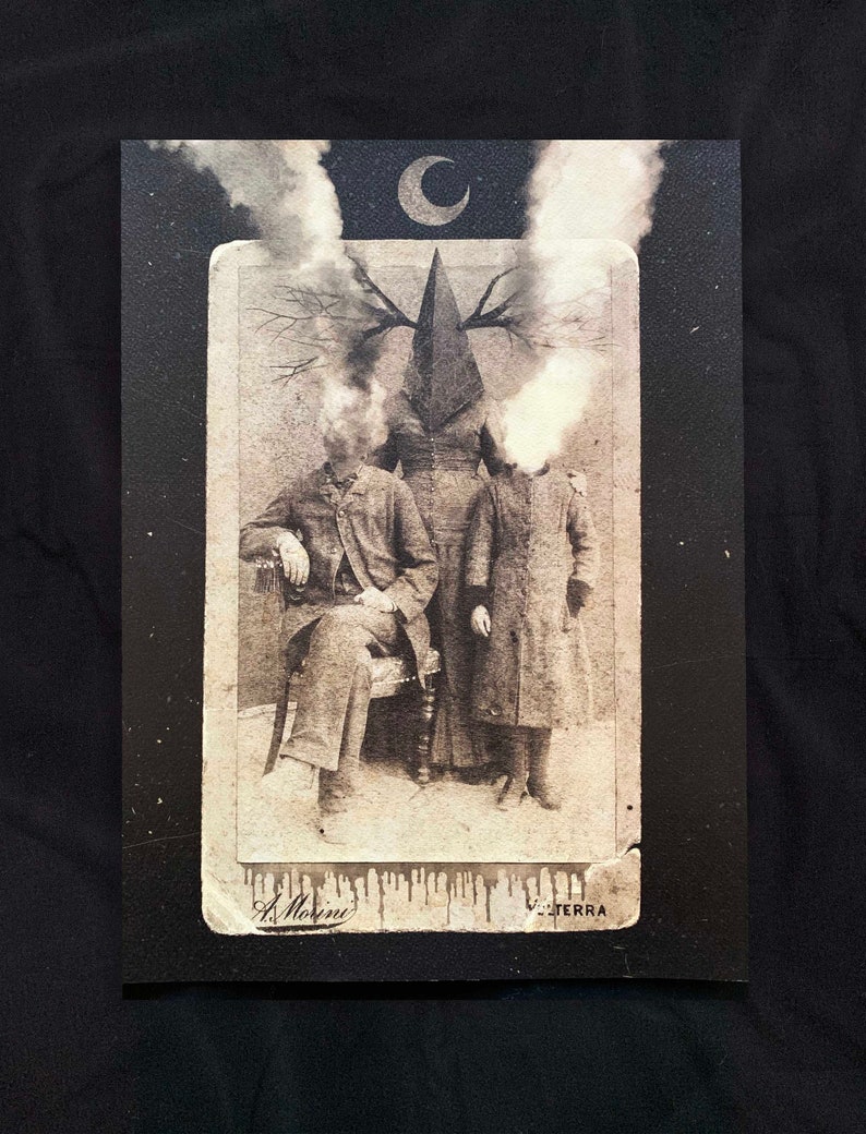 Może przedstawiać: Czarno-biały wydruk artystyczny przedstawiający fotografię w stylu vintage z trzema postaciami o zasłoniętych głowach, otoczonymi dymem i p&oacute;łksiężycem. Tekst A. Morini oraz VOLTERRA jest nadrukowany na dole prostokątnej ramki obrazu.