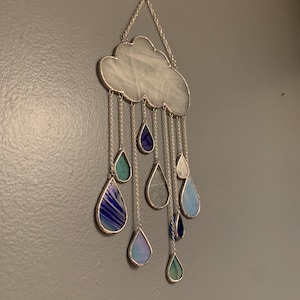 Dia chuvoso, nuvens de chuva e gotas de chuva, arte de janela, vitral