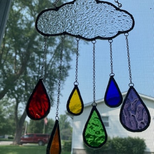 pequena gota de chuva em arco-íris, dia nublado, vitral, arte