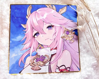Puede incluir: Una ilustración digital de un personaje de anime con cabello rosado y ojos morados. El personaje lleva un atuendo blanco y dorado con una gema morada. El fondo es un cielo azul con nubes blancas. La imagen está firmada "Alice... Wei".