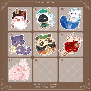 Puede incluir: Una colecci&oacute;n de siete pegatinas ilustradas numeradas del 21 al 27 sobre un fondo de cuadr&iacute;cula marr&oacute;n. Las pegatinas presentan personajes estilizados que incluyen un fantasma, una figura encapuchada, una nutria, un gato, un panda, conejos y un zorro. El texto dice KULUMI ATELIER.