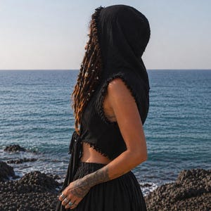 Bolero sin mangas hecho a mano con capucha y flecos, top cruzado de algodón crudo con capucha - Abrigo/Chaqueta Pixie. Druida/Vikingo/Pagano.