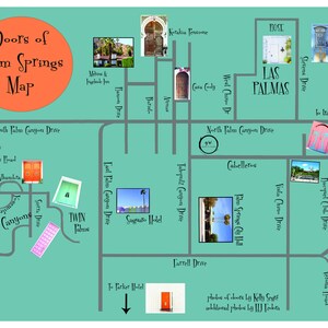 Puede incluir: Un mapa turquesa titulado "Doors of Palm Springs" con ilustraciones de puertas y nombres de calles. El mapa incluye fotos de puertas y el texto "photos of doors by Kelly Segre." Las calles incluyen "Las Palmas" e "Indian Canyons."