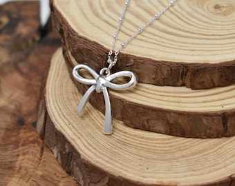 Collar con lazo coquette chapado en estilo antiguo sobre cadena Saturno de plata de ley.