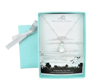 Collar personalizado de plata de ley con diseño de fantasma, presentado en una tarjeta de Halloween.