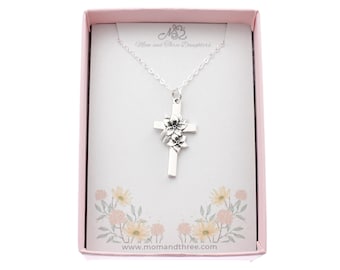 Collar de cruz de plata esterlina con detalle de flor de lirio
