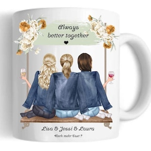 Può includere: Tazza in ceramica bianca con un design floreale e il testo "Always better together" sul davanti. La tazza presenta un disegno di tre donne in giacche di jeans sedute su un'altalena. Il testo "Lisa & Jessi & Laura" è stampato sotto l'immagine.