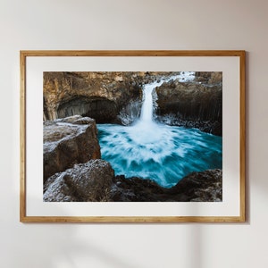 Aldeyjarfoss-watervalprint: landschapsfotografie IJsland, zwembad met blauw water