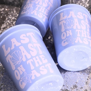 Último brindis en la costa: vasos para la despedida de soltera en la playa.