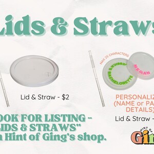 Op de afbeelding: De afbeelding toont doorzichtige plastic deksels en rietjes. E&eacute;n deksel is gepersonaliseerd met de tekst "Jessica's Bachelorette" en "Megan". De tekst "Lids & Straws" wordt weergegeven in een turquoise lettertype.