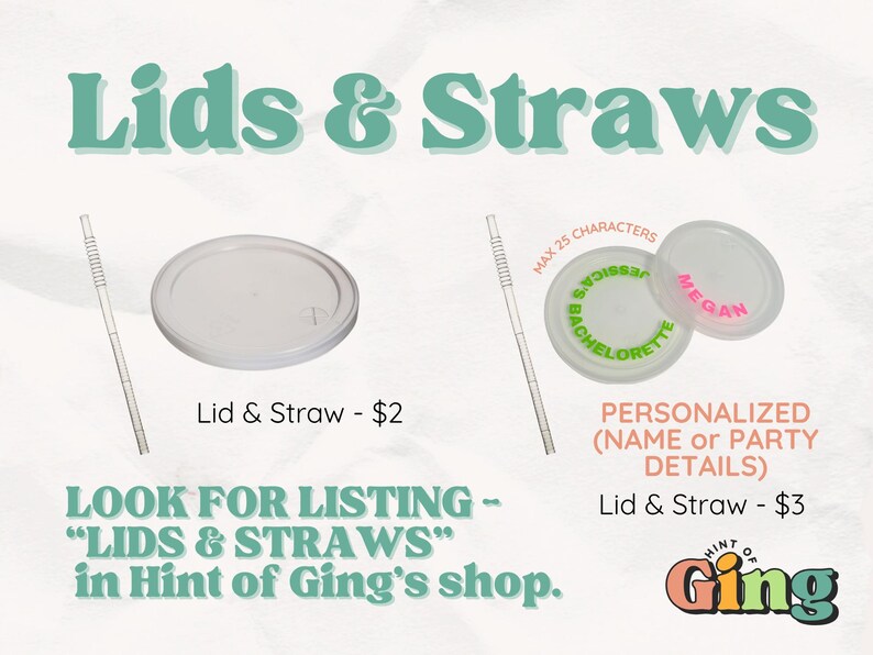 Op de afbeelding: De afbeelding toont doorzichtige plastic deksels en rietjes. E&eacute;n deksel is gepersonaliseerd met de tekst "Jessica's Bachelorette" en "Megan". De tekst "Lids & Straws" wordt weergegeven in een turquoise lettertype.