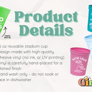 Op de afbeelding: Een verzameling herbruikbare stadionbekers in verschillende kleuren, elk met unieke witte vinylstickers. Op een groene beker staat "VINO before VOWS". Andere bekers zijn roze, blauw en turquoise, met zinnen als "Fresh off the Market."