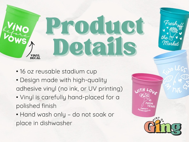 Op de afbeelding: Een verzameling herbruikbare stadionbekers in verschillende kleuren, elk met unieke witte vinylstickers. Op een groene beker staat "VINO before VOWS". Andere bekers zijn roze, blauw en turquoise, met zinnen als "Fresh off the Market."