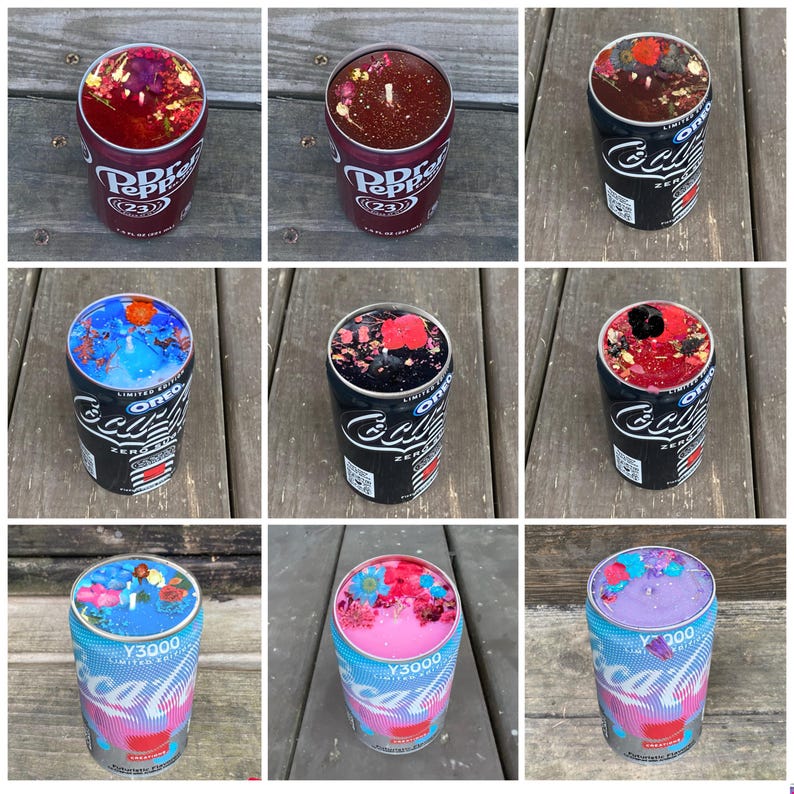 Może przedstawiać: Kolekcja dziewięciu świec umieszczonych w puszkach po napojach, w tym wzory Dr. Pepper, Oreo i Coca-Cola Y3000. Każda świeca ma kolorową warstwę wosku na g&oacute;rze, ozdobioną r&oacute;żnymi suszonymi kwiatami, płatkami i elementami botanicznymi.