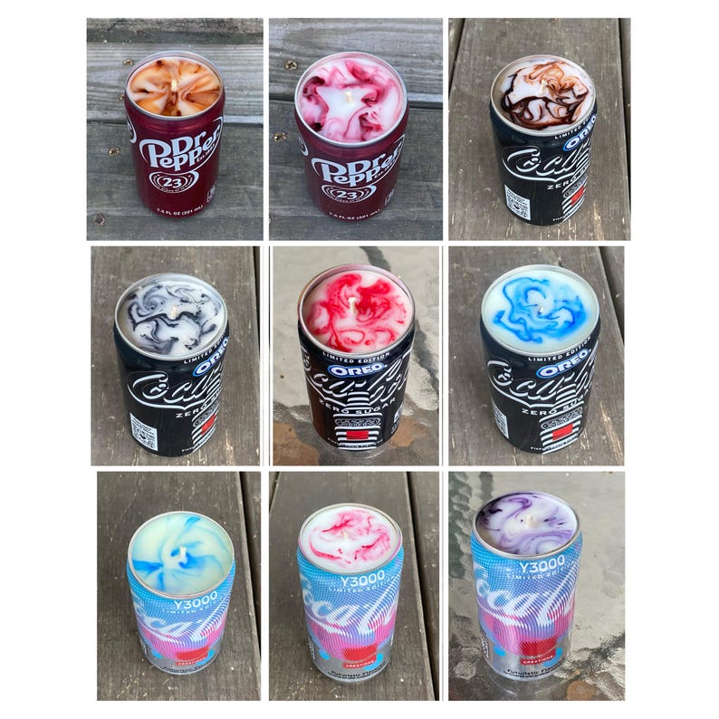 Może przedstawiać: Kolekcja dziewięciu świec w puszkach po napojach, w tym Dr. Pepper, Oreo Coca-Cola Zero Sugar i Coca-Cola Y3000. Każda świeca ma unikalny, kolorowy wz&oacute;r wosku na wierzchu z widocznym knotem umieszczonym centralnie wewnątrz wosku.