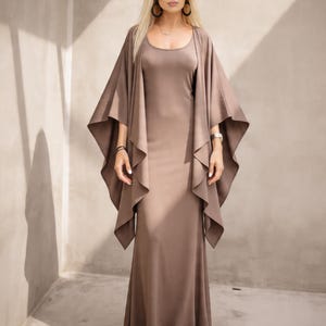 Vestido largo color topo con mangas tipo capa drapeadas, elegante vestido de noche minimalista.