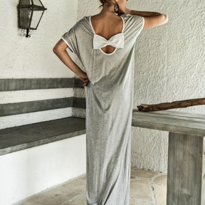 Hellgraues Maxikleid mit offenem Rücken und Schleifenmuster / Kaftan / Asymmetrisches Maxikleid mit offener Rückenpartie / #35079