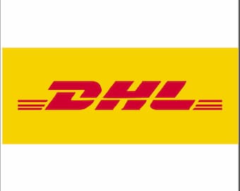 Op de afbeelding: Een vierkant logo met een heldergele horizontale band gecentreerd tegen een witte achtergrond. De rode tekst DHL staat prominent in het midden van de gele band, geflankeerd door drie horizontale rode lijnen aan zowel de linker- als rechterkant.