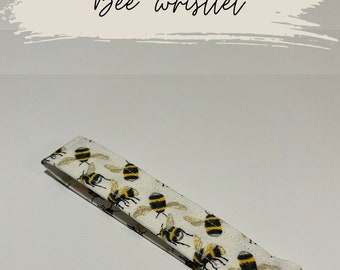 Busy bee wristlet keychain