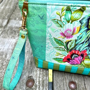 EverGlow WaterProof Pouch For Your Smartphone And Essentials - Color: Blue main image 0