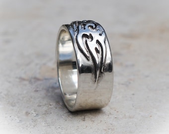 Mens' ring in sterling silver with a tribal tattoo motif
