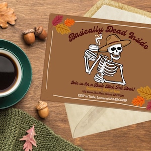Könnte beinhalten: Eine braune Einladungskarte mit einem Skelett, das eine Tasse Kaffee hält. Die Karte trägt den Text "Basically Dead Inside" und "Join us for a Basic Bitch Fall Bash!" mit Details zur Veranstaltung. Die Karte ist mit Herbstblättern verziert.