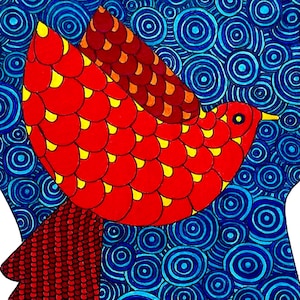 以下が含まれることがあります： 体と翼に赤と黄色の鱗のような羽を持ち、質感のある濃い赤色の尾を持つ鳥の鮮やかなイラスト。この鳥は、青と濃い青の同心円が繰り返される背景の前に描かれています。