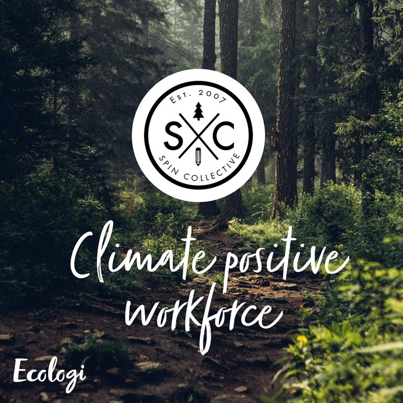 Puede incluir: Un logotipo en blanco y negro con el texto "Spin Collective" y "Est. 2007" en un c&iacute;rculo. El logotipo est&aacute; en un camino en un bosque con el texto "Climate positive workforce" y "Ecologi" debajo del logotipo.