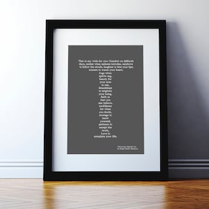 Puede incluir: Una impresi&oacute;n enmarcada con fondo gris y texto blanco. El texto es una cita sobre la comodidad, la belleza y el amor. La cita se atribuye a Ralph Waldo Emerson.