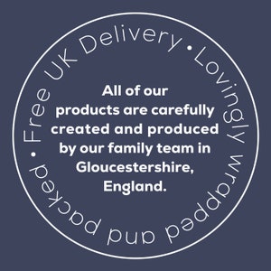 Puede incluir: C&iacute;rculo blanco con el texto "Free UK Delivery &bull; Lovingly Wrapped &bull;" y "Todos nuestros productos se crean y producen cuidadosamente por nuestro equipo familiar en Gloucestershire, Inglaterra."