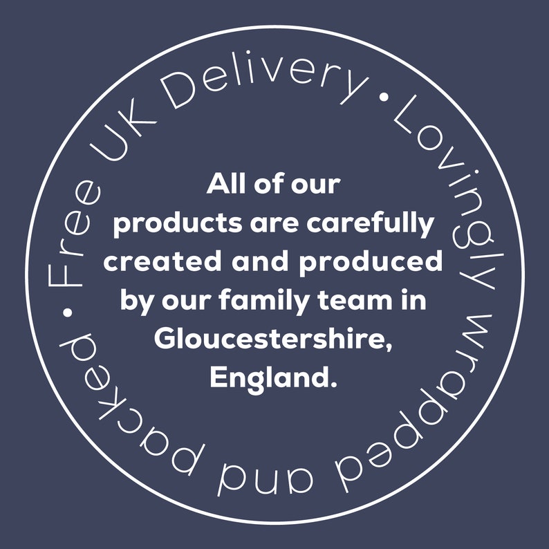 Puede incluir: C&iacute;rculo blanco con el texto "Free UK Delivery &bull; Lovingly Wrapped &bull;" y "Todos nuestros productos se crean y producen cuidadosamente por nuestro equipo familiar en Gloucestershire, Inglaterra."