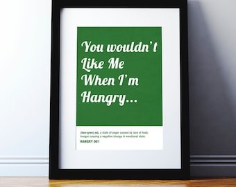 Könnte beinhalten: Ein grünes Poster mit weißem Text, der "You wouldn't Like Me When I'm Hangry..." lautet. Der Text "(han-gree) adj. a state of anger caused by lack of food; hunger causing a negative change in emotional state. HANGRY 001" ist in kleinerer weißer Schrift am unteren Rand des Posters gedruckt.