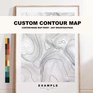 Puede incluir: Impresión enmarcada de un mapa de contorno personalizado con un diseño topográfico detallado en blanco y negro. El texto "CUSTOM CONTOUR MAP" se muestra encima del mapa, con texto adicional debajo. El marco es de color madera clara.
