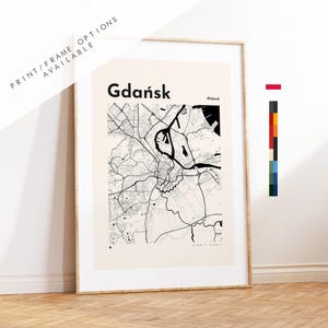 Könnte beinhalten: Gerahmter Kartendruck von Gdańsk, Polen, in Schwarz und Weiß. Die Karte zeigt einen detaillierten Straßenverlauf und den Namen der Stadt in fetten, schwarzen Buchstaben. Der Satz "PRINT/FRAME OPTIONS AVAILABLE" ist oben aufgedruckt. Der Druck ist in einem Holzrahmen.
