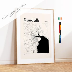 Może przedstawiać: Oprawiony wydruk mapy Dundalk, Irlandia, w czerni i bieli. Mapa przedstawia szczegółowy obraz miasta, z drogami i elementami geograficznymi. Tekst "Dundalk" jest widoczny na górze. Dostępne opcje druku/ramy.