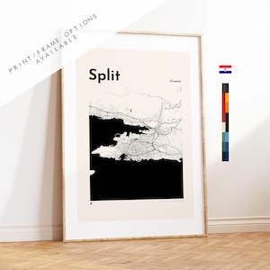 Könnte beinhalten: Gerahmter Kunstdruck von Split, Kroatien, mit einem minimalistischen Schwarz-Weiß-Kartendesign. Der Stadtname wird in fetter schwarzer Schrift angezeigt. Der Druck enthält den Text "PRINT/FRAME OPTIONS AVAILABLE". Die kroatische Flagge ist abgebildet.