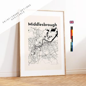 Könnte beinhalten: Gerahmter Druck einer Karte von Middlesbrough, England, in Schwarz und Weiß. Die Karte zeigt das Straßennetz und die Wasserwege der Stadt, mit dem Namen "Middlesbrough" oben. Der Druck befindet sich in einem Holzrahmen.