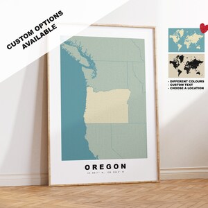 Może przedstawiać: Zobrazowana mapa Oregonu w ramie, z jasnoniebieskim tłem i beżową linią stanu. Mapa zawiera współrzędne 43.8041 N. 120.5543 W. Tekst "OREGON" jest wydrukowany pod mapą. Obraz zawiera również mapę świata z niebieskim tłem i czarną mapę świata z białym tłem. Tekst "DIFFERENT COLOURS", "CUSTOM TEXT" i "CHOOSE A LOCATION" jest wydrukowany pod mapami świata.