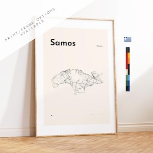 Puede incluir: Un estampado enmarcado con un mapa minimalista de Samos, Grecia, en líneas negras sobre un fondo crema. La palabra "Samos" está en negrita negra. El texto "PRINT/FRAME OPTIONS AVAILABLE" está incluido.
