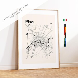 Può includere: Stampa incorniciata della mappa di Pisa con un design minimalista. La mappa presenta linee nere su sfondo crema, con il nome della città in grassetto nero. La cornice è in legno chiaro, con il testo "PRINT/FRAME OPTIONS AVAILABLE".